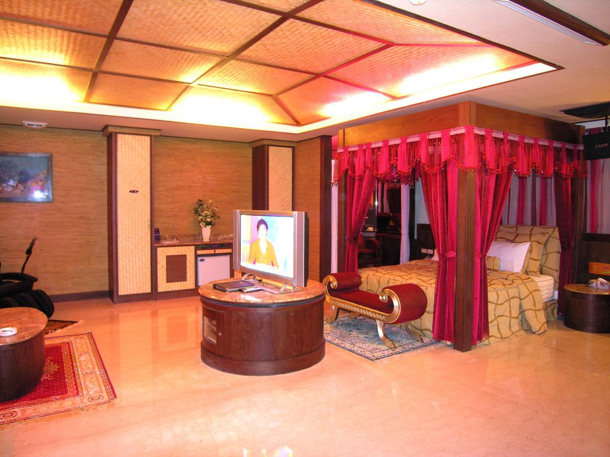 Daniel Spa Motel Pingzhen Ngoại thất bức ảnh