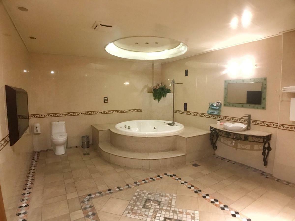 Daniel Spa Motel Pingzhen Ngoại thất bức ảnh